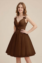 White Sweetheart V-Neck Floral Lace Appliques Tulle Homecoming Dresses