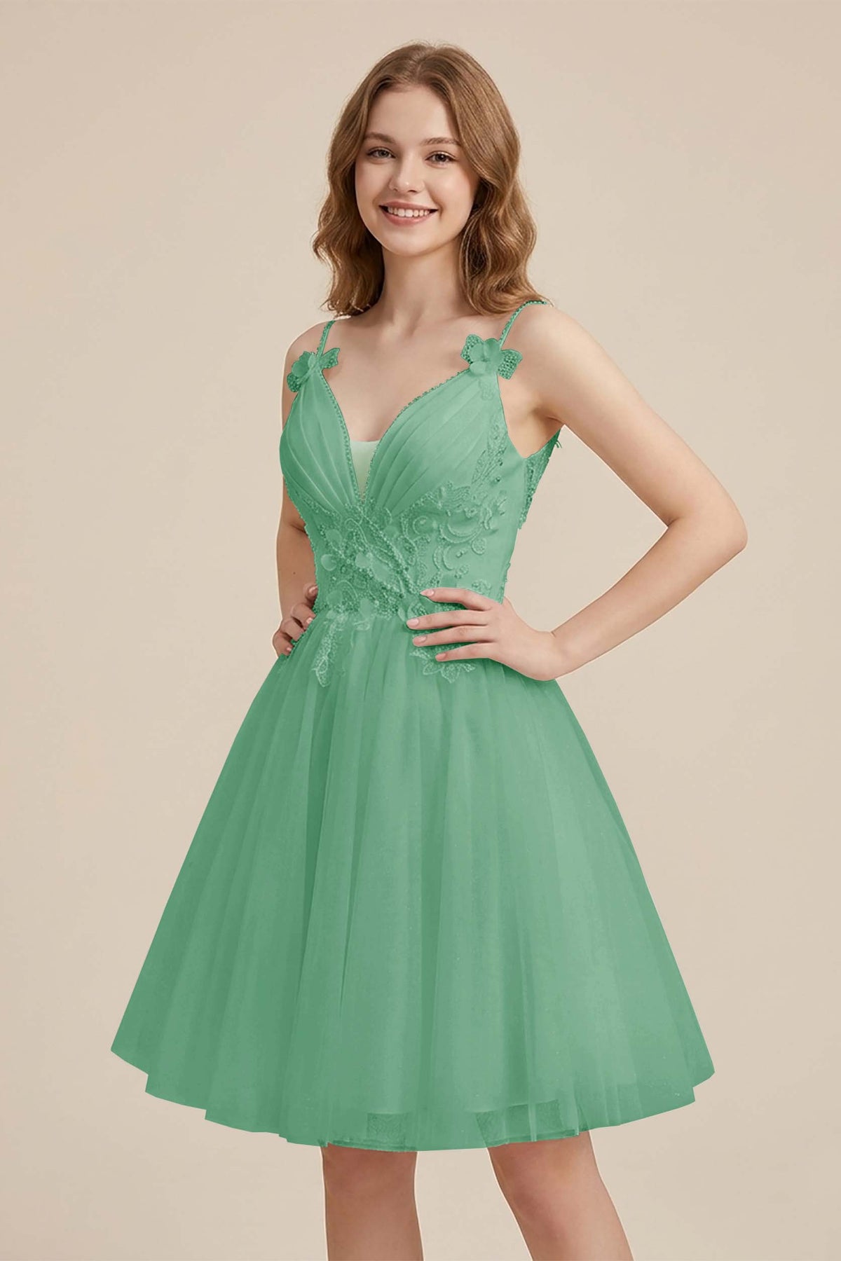 White Sweetheart V-Neck Floral Lace Appliques Tulle Homecoming Dresses