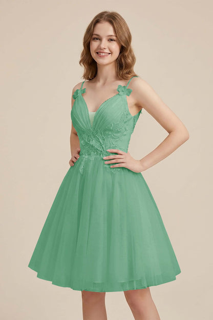 White Sweetheart V-Neck Floral Lace Appliques Tulle Homecoming Dresses