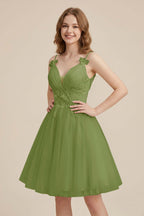 White Sweetheart V-Neck Floral Lace Appliques Tulle Homecoming Dresses