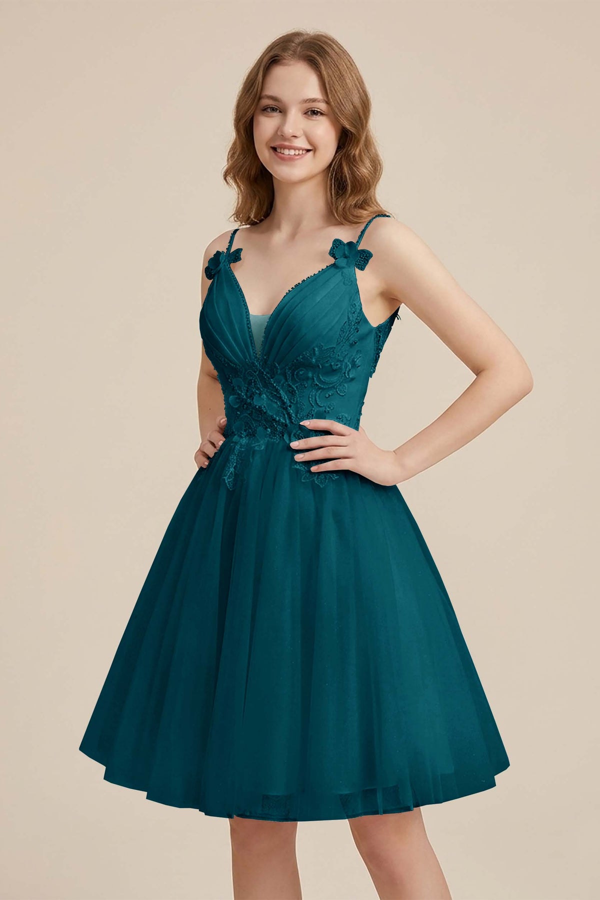 White Sweetheart V-Neck Floral Lace Appliques Tulle Homecoming Dresses